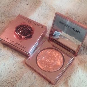 Smashbox + Vlada petal metal highlighter